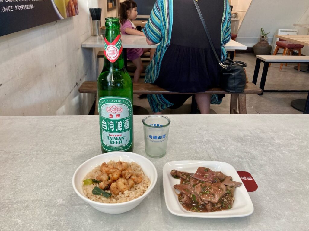 矮仔成蝦仁飯の台湾ビール、豚レバー、えび飯